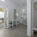 Aqua Bay Beachfront Agia Kyriaki Beach, Milos Bed & Breakfast