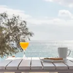 Aqua Bay Beachfront Agia Kyriaki Beach, Milos Bed & Breakfast Strand van Agia Kiriaki