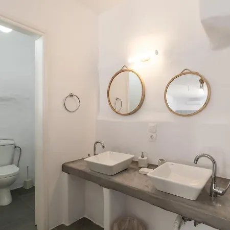 Aqua Bay Beachfront Agia Kyriaki Beach, Milos Bed & Breakfast