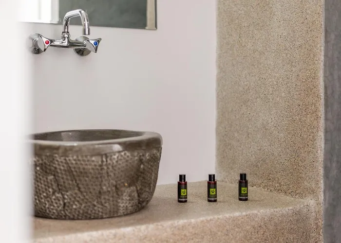 Aqua Bay Beachfront Studios Agia Kyriaki Beach, Milos Bed & Breakfast Agia Kiriaki Beach (Milos)